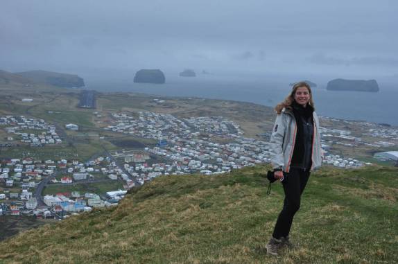 No topo do rochedo Heimaklettur, bem ao lado de Vestmannaeyjum,  na ilha de Heimaey, no sul da Islândia